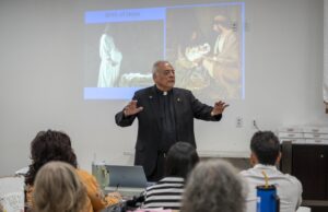 Msgr. Arturo Bañuelas receives 2026–2027 Lumen Christi Award