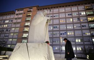 Pope Leo doctors report surgery reveals lung cancer, portion of right lung removed