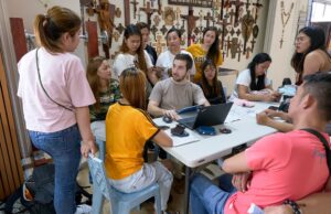 Maryknoll missionary Charles Niece trains migrant workers in Taiwan to defend their rights