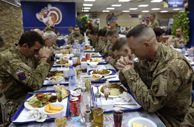 FILE U.S. TROOPS THANKSGIVING MEAL