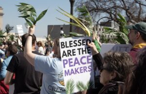 7,000 show up in faith, prayer for Palm Sunday Path on lawn of Minnesota State Capitol