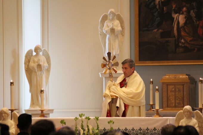 WATCH: Bishop Koenig celebrates Mass, consecrates the Diocese of Wilmington to the Sacred Heart