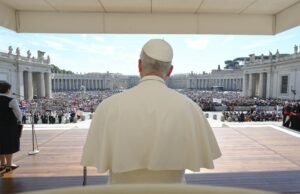 Eucharist transforms believers into Christ’s body and counters division, pope says