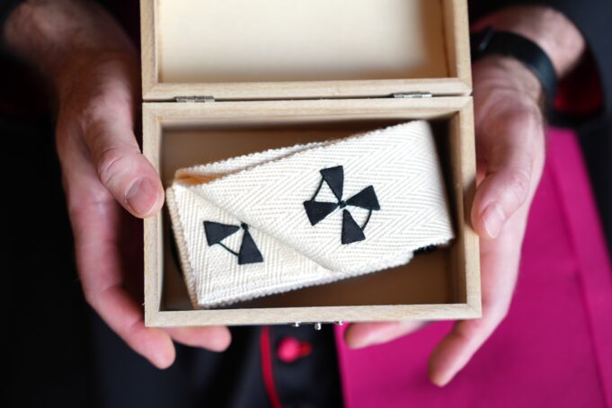Who are the 4 US archbishops receiving the pallium from Pope Leo XIV?
