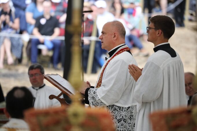 Traditional Catholics in France back Pope Leo after SSPX excommunications