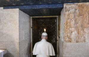 Pope Leo tours Montecassino Abbey, prays at tomb of St. Benedict ‘entrusting to him his plea for peace’