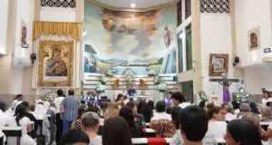 Ecuadorean Catholics hold Mass for priest killed by falling crucifix